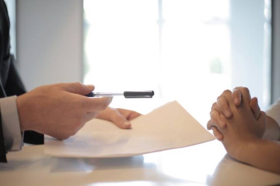 Firma de un acuerdo de colaboración sobre la mesa de un despacho