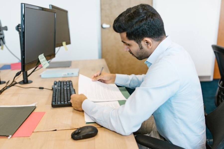 Asesor laboral revisando documentación de una empresa en su mesa